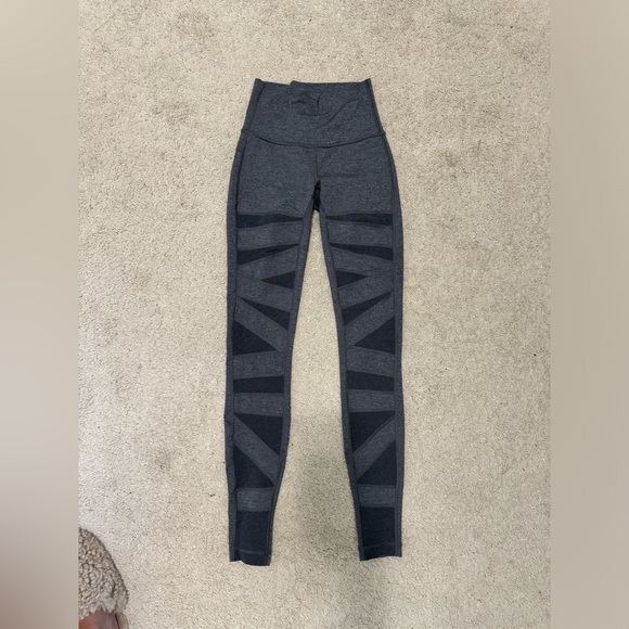 Lululemon Size 2 - Tech Mesh Legging - Picture 2 of 4